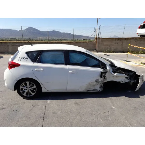 Toyota AURIS (_E18_) 2012