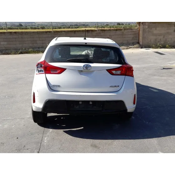 Toyota AURIS (_E18_) 2012