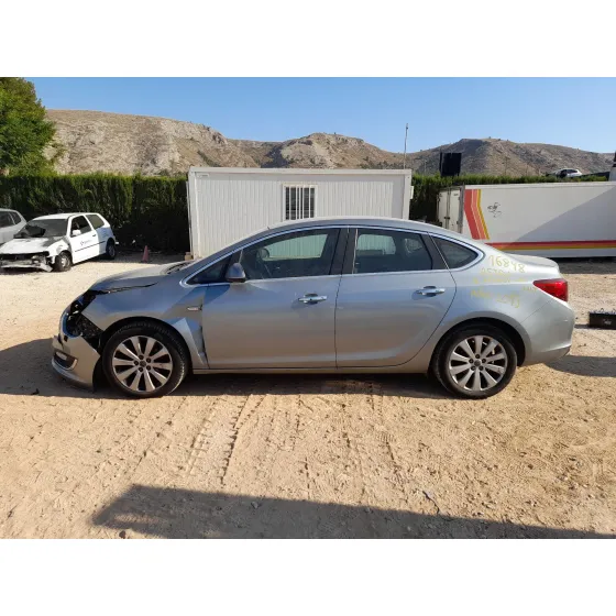 Opel ASTRA J SEDAN 2012