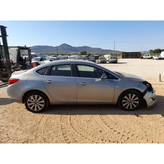 Opel ASTRA J SEDAN 2012