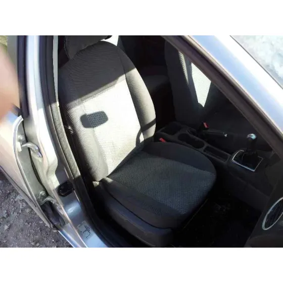 FORD FOCUS BERLINA (CAP) '2006 GHIA GRIS