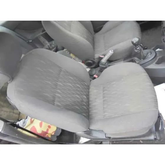 FORD FOCUS BERLINA (CAK) '2004 AMBIENTE NEGRO