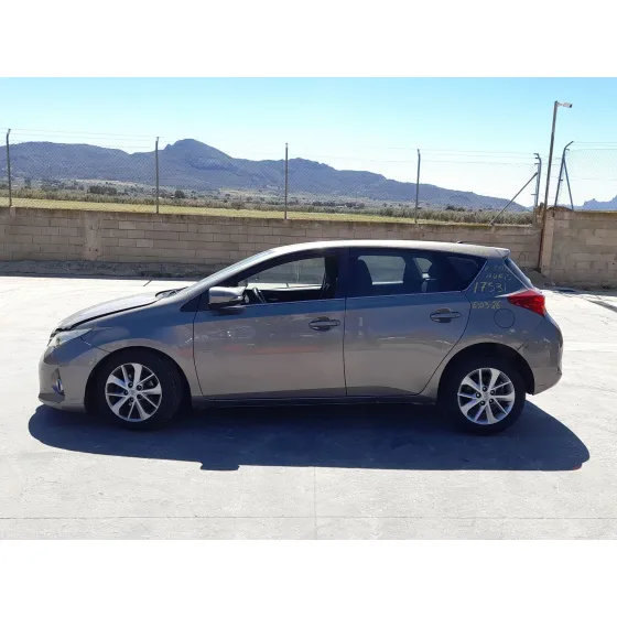 Toyota AURIS (_E18_) 2012