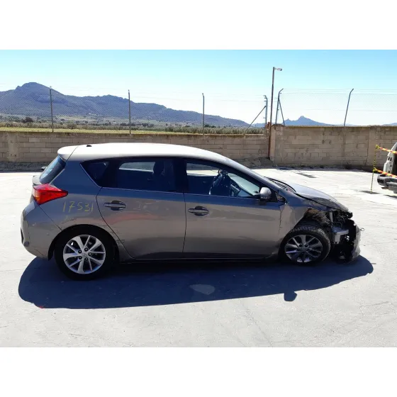 Toyota AURIS (_E18_) 2012