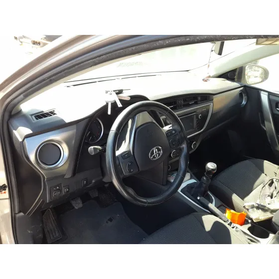 Toyota AURIS (_E18_) 2012