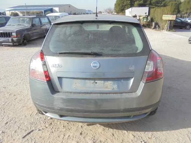 FIAT STILO (192) FIAT STILO (192) '2004 1.6 16V GRIS OSCURO 2002