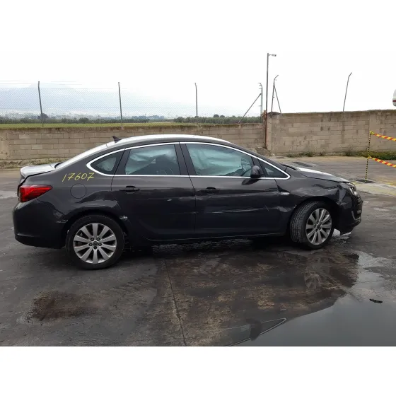 Opel ASTRA J SEDAN 2012
