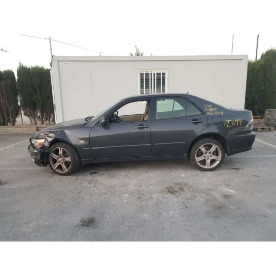 LEXUS IS200 (GXE10) '2004 2.0 GRIS OSCURO
