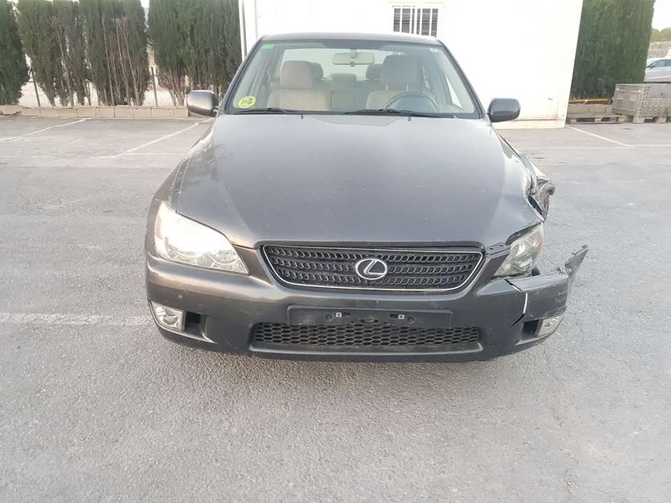 LEXUS IS200 (GXE10) '2004 2.0 GRIS OSCURO