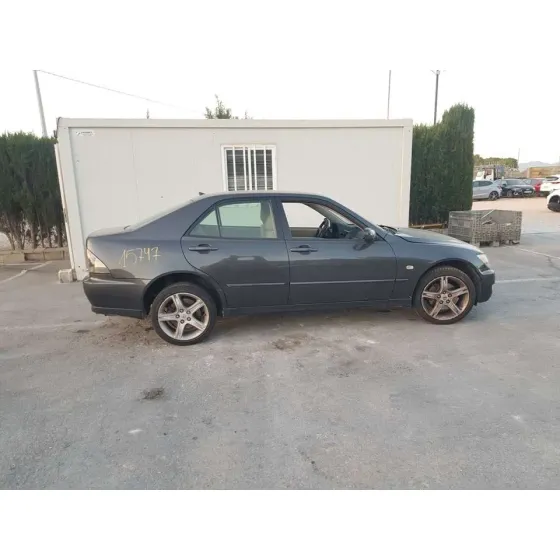 LEXUS IS200 (GXE10) '2004 2.0 GRIS OSCURO