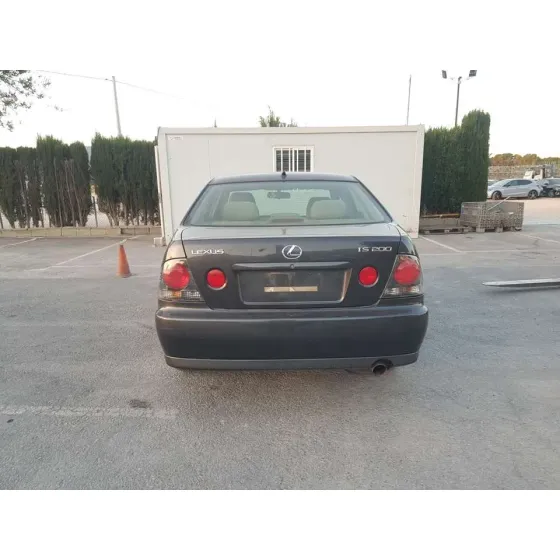 LEXUS IS200 (GXE10) '2004 2.0 GRIS OSCURO