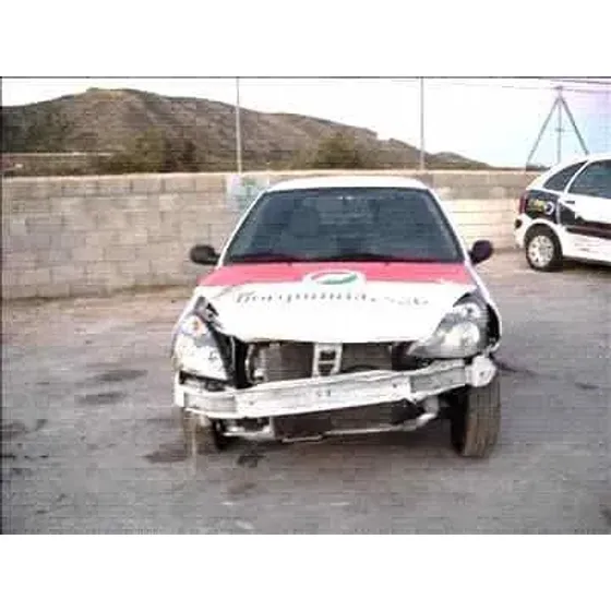 RENAULT CLIO II FASE II (B/CB0) '2003 1.5 DCI DIESEL BLANCO