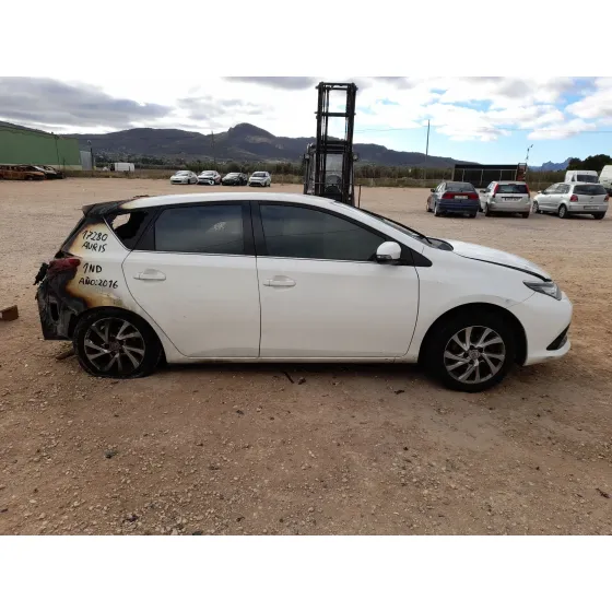 Toyota AURIS (_E18_) 2012
