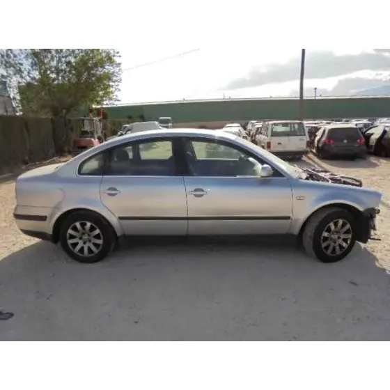 VOLKSWAGEN PASSAT BERLINA (3B3) '2001 TRENDLINE GRIS
