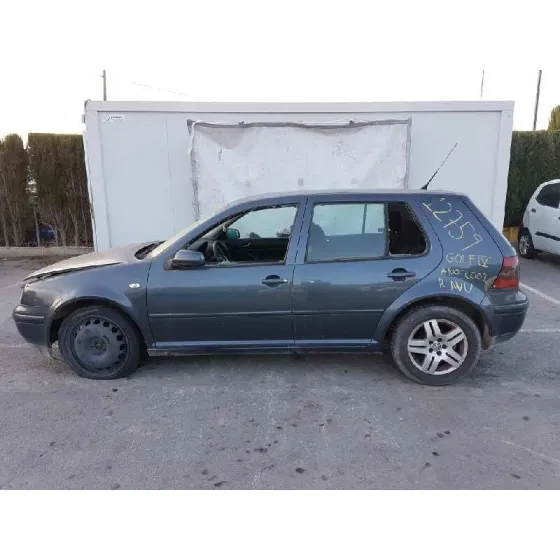 VOLKSWAGEN GOLF IV BERLINA (1J1) '2002 BASICO GRIS