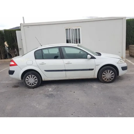 RENAULT MEGANE II CLASSIC BERLINA '2005 CONFORT AUTHENTIQUE BLANCO