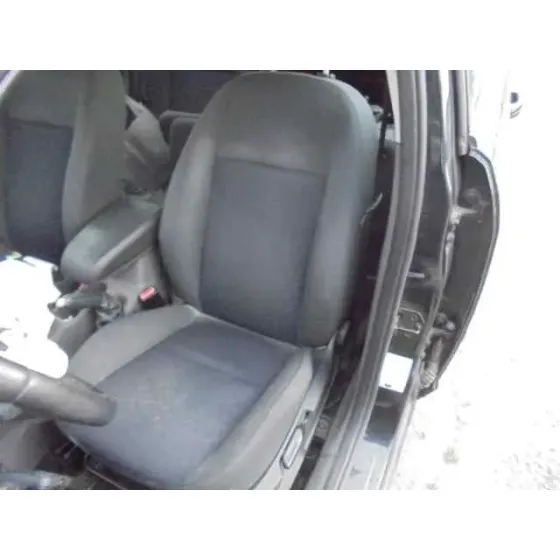 FORD FOCUS BERLINA (CAP) '2006 GHIA NEGRO