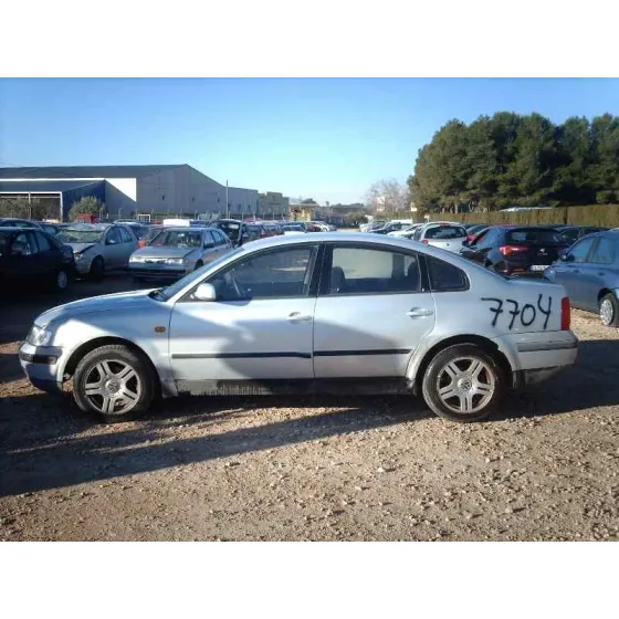 VOLKSWAGEN PASSAT BERLINA (3B2) '1997 TRENDLINE GRIS