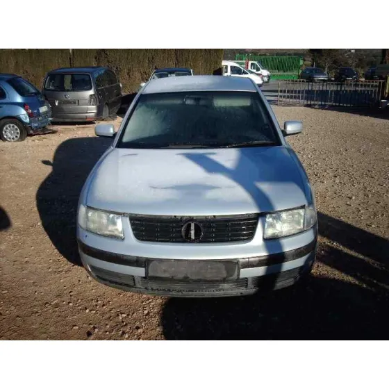 VOLKSWAGEN PASSAT BERLINA (3B2) '1997 TRENDLINE GRIS