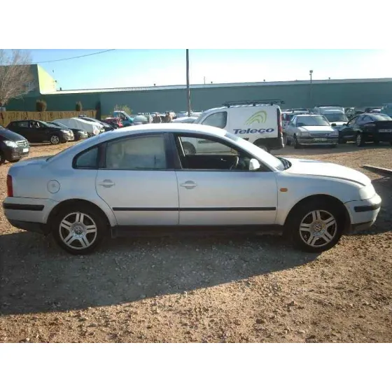 VOLKSWAGEN PASSAT BERLINA (3B2) '1997 TRENDLINE GRIS
