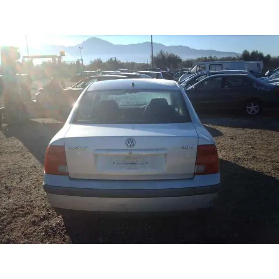VOLKSWAGEN PASSAT BERLINA (3B2) '1997 TRENDLINE GRIS