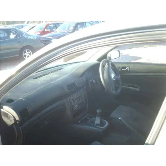 VOLKSWAGEN PASSAT BERLINA (3B2) '1997 TRENDLINE GRIS