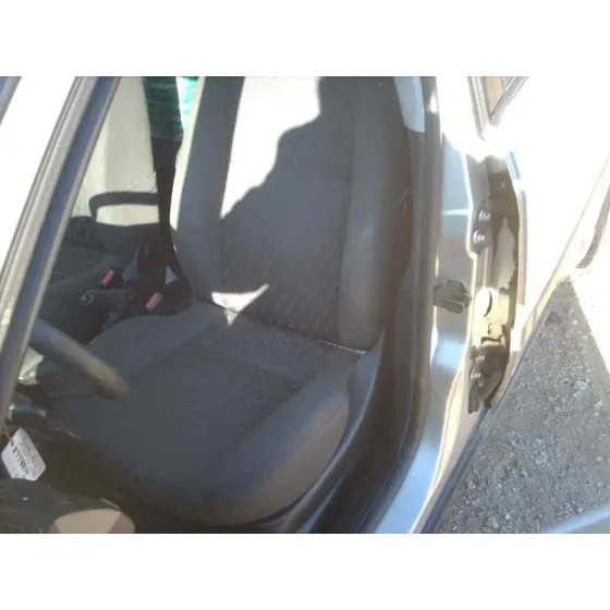 FORD FOCUS BERLINA (CAK) '2001 AMBIENTE GRIS
