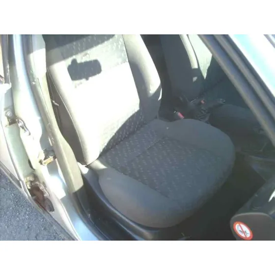 FORD FOCUS BERLINA (CAK) '2001 AMBIENTE GRIS