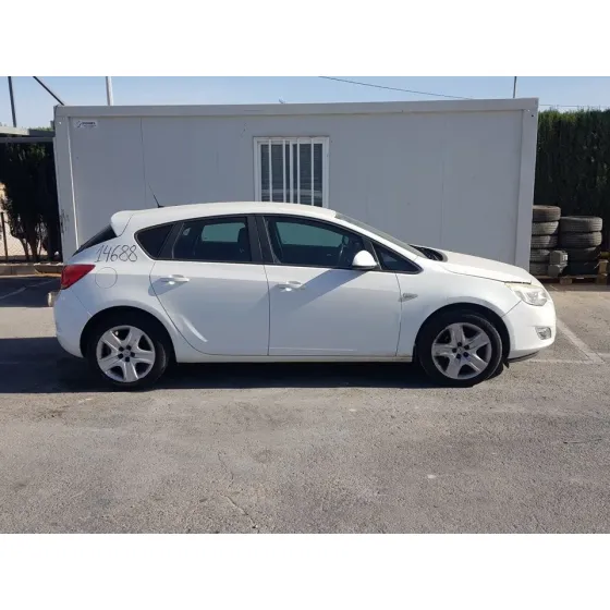 OPEL ASTRA J LIM. '2010 COSMO BLANCO