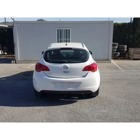 OPEL ASTRA J LIM. '2010 COSMO BLANCO