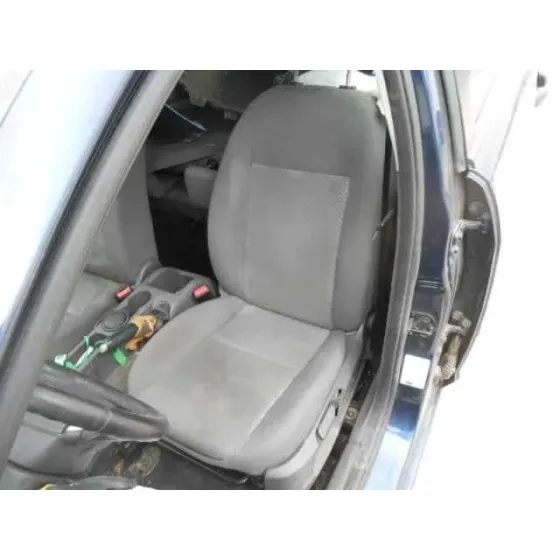 FORD FOCUS BERLINA (CAP) '2005 GHIA AZUL