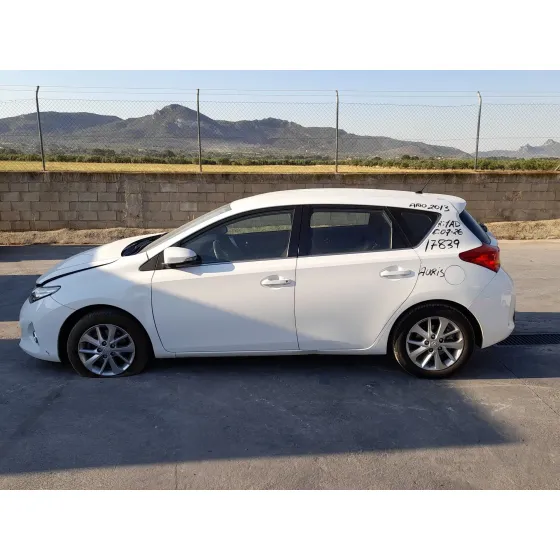 Toyota AURIS (_E18_) 2012