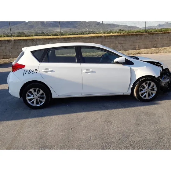 Toyota AURIS (_E18_) 2012