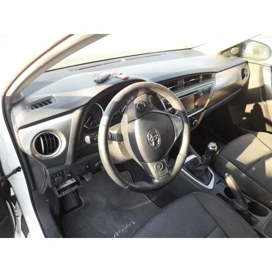 Toyota AURIS (_E18_) 2012