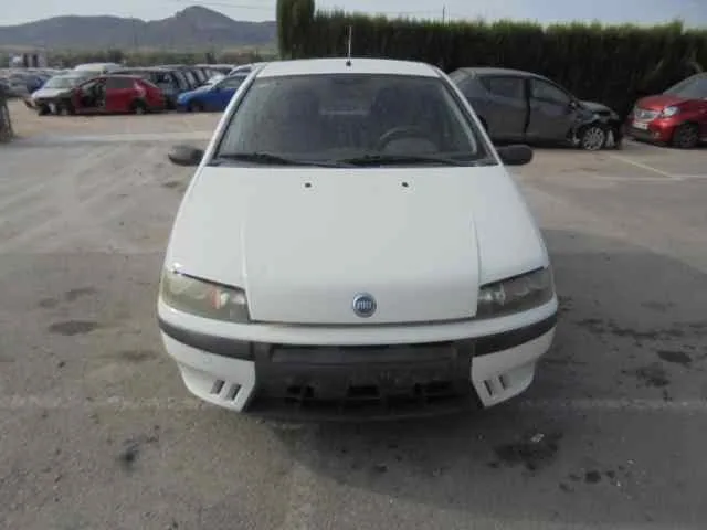 FIAT PUNTO BERLINA (188) FIAT PUNTO BERLINA (188) '2002 1.2 8V ELX (I) BLANCO 1999