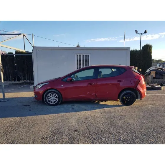 KIA CEE'D '2012 BUSINESS ROJO