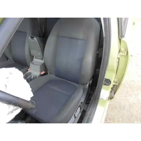 FORD FOCUS BERLINA (CAP) '2005 AMBIENTE (D) VERDE PISTACHO