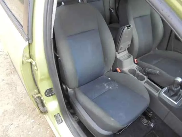 FORD FOCUS BERLINA (CAP) '2005 AMBIENTE (D) VERDE PISTACHO