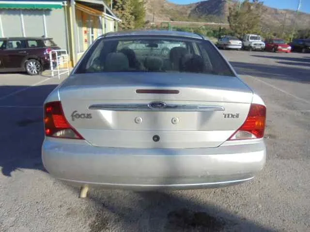 FORD FOCUS BERLINA (CAK) '2000 GHIA GRIS