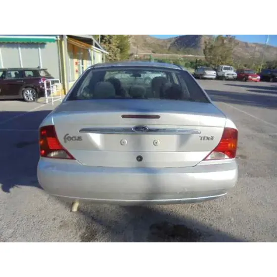 FORD FOCUS BERLINA (CAK) '2000 GHIA GRIS