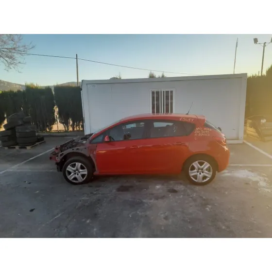 OPEL ASTRA J LIM. '2011 SPORT ROJO