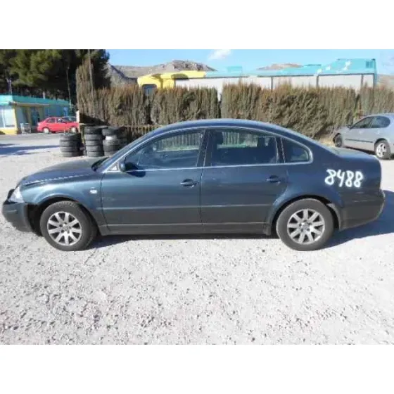 VOLKSWAGEN PASSAT BERLINA (3B3) '2002 TRENDLINE GRIS OSCURO