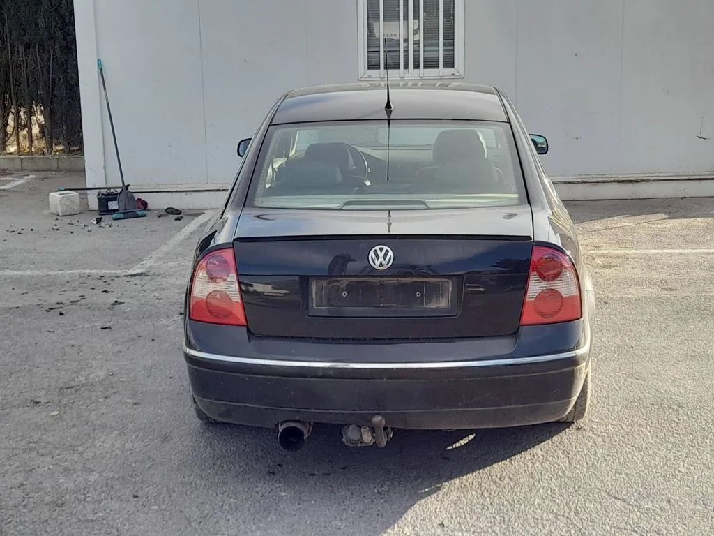 VOLKSWAGEN PASSAT BERLINA (3B3) '2002 COMFORTLINE NEGRO