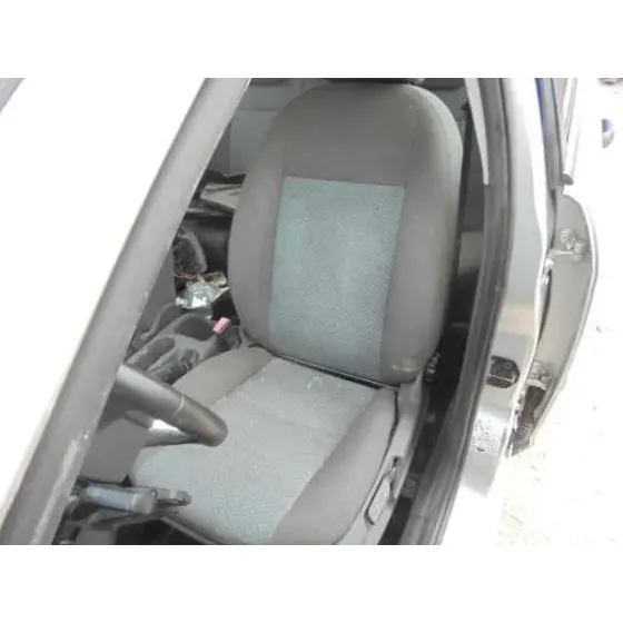 FORD FOCUS LIM. (CB4) '2006 TITANIUM GRIS