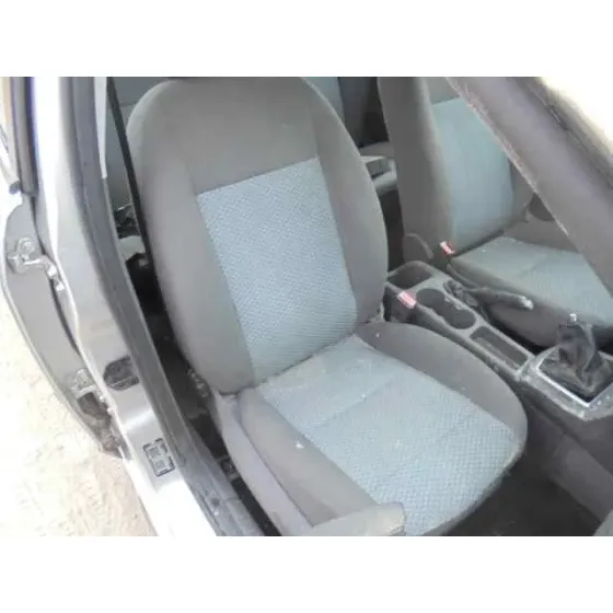 FORD FOCUS LIM. (CB4) '2006 TITANIUM GRIS