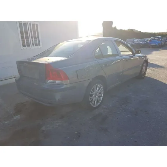 VOLVO S60 BERLINA '2008 2.4 D GRIS OSCURO