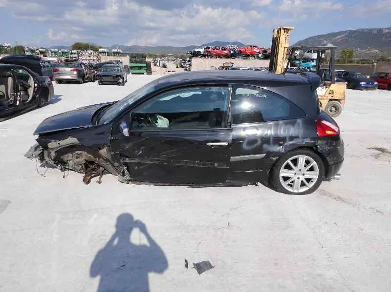 RENAULT MEGANE II BERLINA 3P RENAULT MEGANE II BERLINA 3P '2005 CONFORT AUTHENTIQUE NEGRO 2004