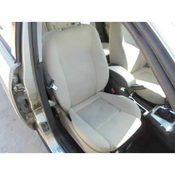 FORD MONDEO BERLINA (GE) '2004 AMBIENTE (06.2003->) (D) DORADO