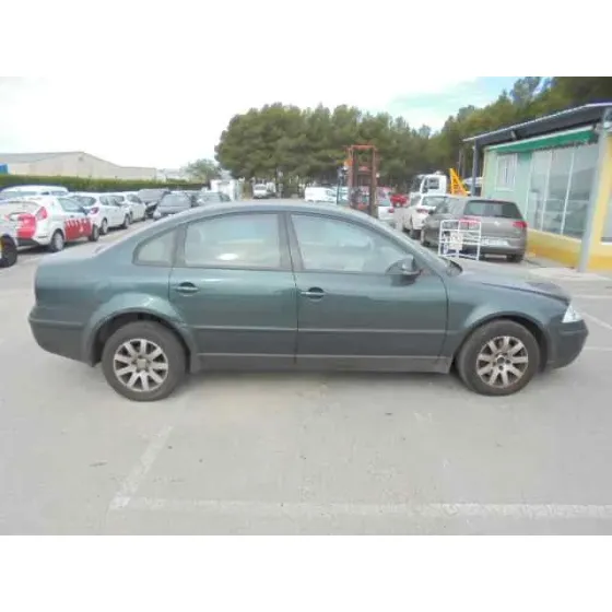 VOLKSWAGEN PASSAT BERLINA (3B3) '2004 ADVANCE VERDE