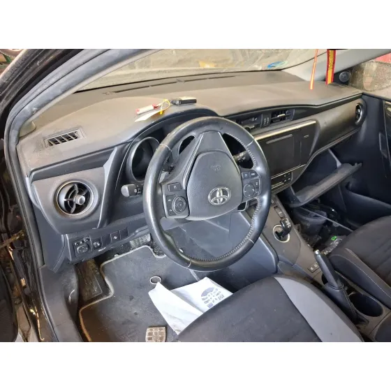 Toyota AURIS (_E18_) 2012